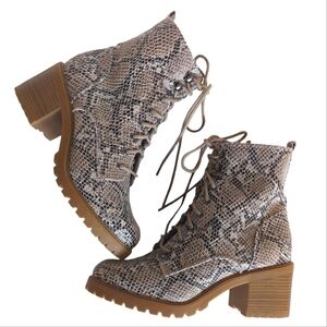 Sonoma Spotted Lug Sole Zip Side Heeled Moto Combat Boots 10M  Snake Print